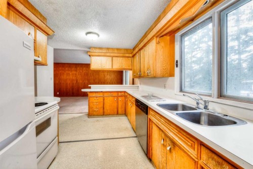 6729 Leeson Court Sw, Calgary, AB - Indoor Photo Showing Kitchen With Double Sink