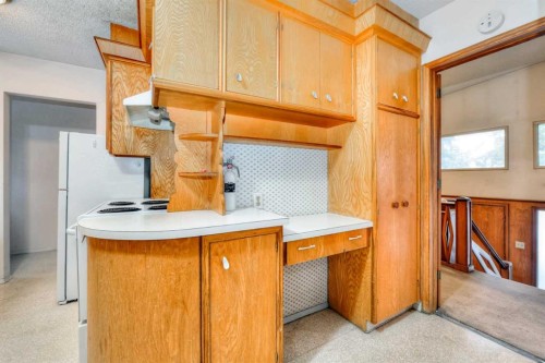6729 Leeson Court Sw, Calgary, AB - Indoor Photo Showing Kitchen