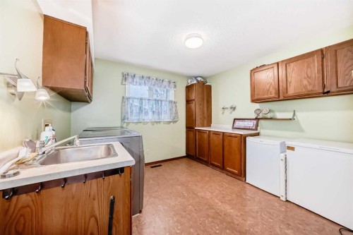 19 Mchugh Place Ne, Calgary, AB - Indoor Photo Showing Kitchen