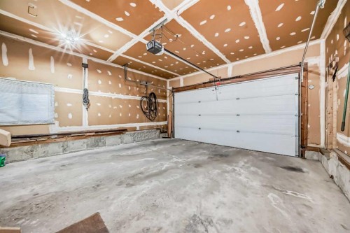 19 Mchugh Place Ne, Calgary, AB - Indoor Photo Showing Garage
