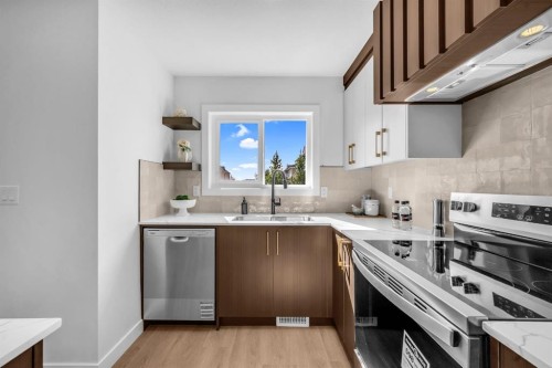 604 Clover Road, Carstairs, AB - Indoor Photo Showing Kitchen