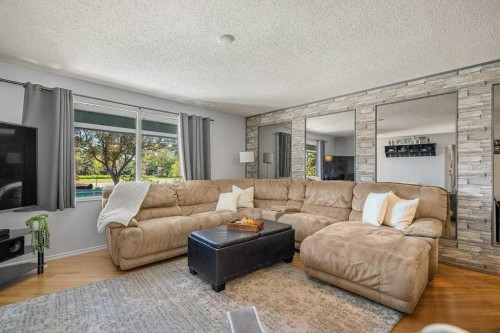 159 Rundlehorn Crescent Ne, Calgary, AB - Indoor Photo Showing Living Room