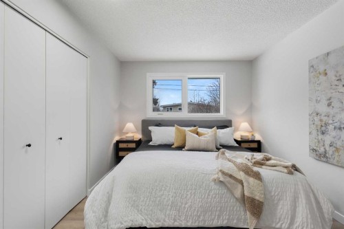 7512 Hunterfield Road Nw, Calgary, AB - Indoor Photo Showing Bedroom