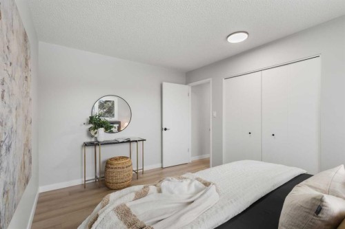 7512 Hunterfield Road Nw, Calgary, AB - Indoor Photo Showing Bedroom