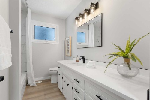 7512 Hunterfield Road Nw, Calgary, AB - Indoor Photo Showing Bathroom