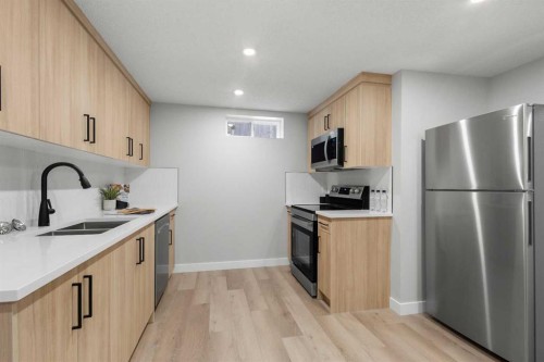 7512 Hunterfield Road Nw, Calgary, AB - Indoor Photo Showing Kitchen With Double Sink