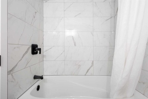 7512 Hunterfield Road Nw, Calgary, AB - Indoor Photo Showing Bathroom