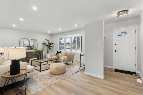7512 Hunterfield Road Nw, Calgary, AB - Indoor Photo Showing Living Room