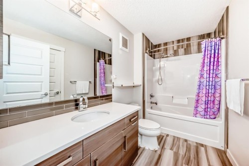 69 Sundown Grove, Cochrane, AB - Indoor Photo Showing Bathroom