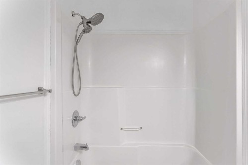 16-21 Mckenzie Towne Gate Se, Calgary, AB - Indoor Photo Showing Bathroom