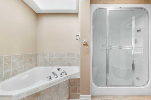 131 Discovery Ridge Way Sw, Calgary, AB - Indoor Photo Showing Bathroom