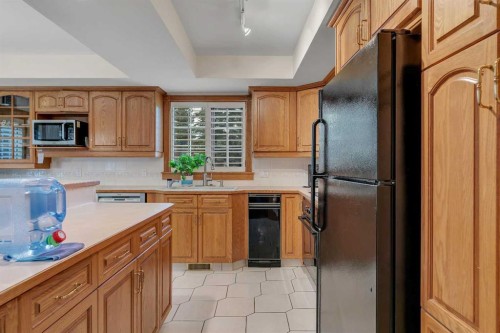 204 Paliswood Park Sw, Calgary, AB - Indoor Photo Showing Kitchen