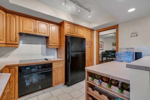 204 Paliswood Park Sw, Calgary, AB - Indoor Photo Showing Kitchen