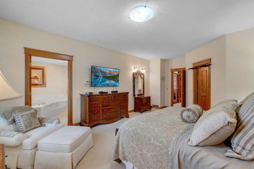 204 Paliswood Park Sw, Calgary, AB - Indoor Photo Showing Bedroom
