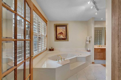 204 Paliswood Park Sw, Calgary, AB - Indoor Photo Showing Bathroom