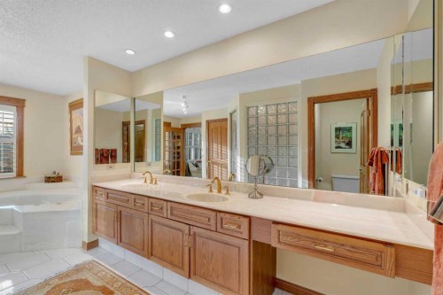 204 Paliswood Park Sw, Calgary, AB - Indoor Photo Showing Bathroom