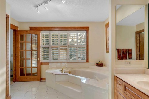 204 Paliswood Park Sw, Calgary, AB - Indoor Photo Showing Bathroom