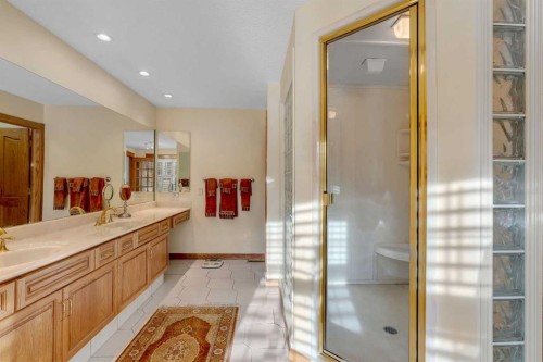 204 Paliswood Park Sw, Calgary, AB - Indoor Photo Showing Bathroom