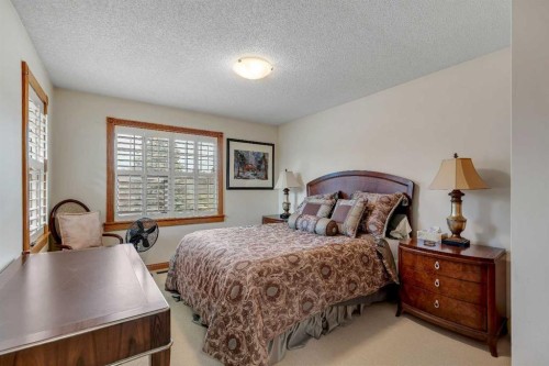 204 Paliswood Park Sw, Calgary, AB - Indoor Photo Showing Bedroom