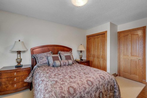 204 Paliswood Park Sw, Calgary, AB - Indoor Photo Showing Bedroom