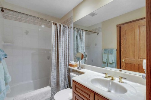 204 Paliswood Park Sw, Calgary, AB - Indoor Photo Showing Bathroom