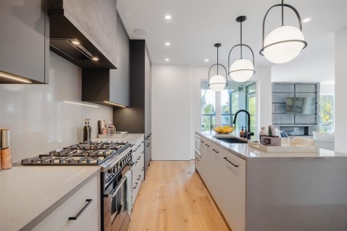 2311 13 Street Nw, Calgary, AB - Indoor Photo Showing Kitchen With Upgraded Kitchen