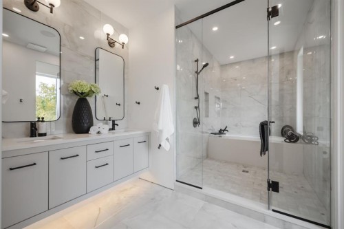 2311 13 Street Nw, Calgary, AB - Indoor Photo Showing Bathroom