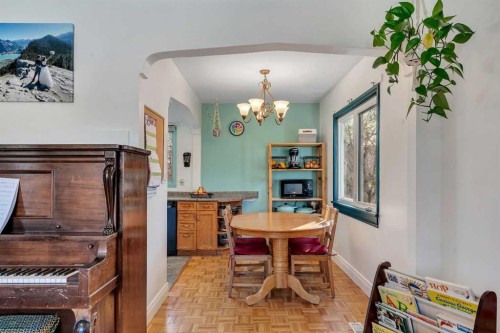 129 18 Avenue Nw, Calgary, AB - Indoor Photo Showing Dining Room