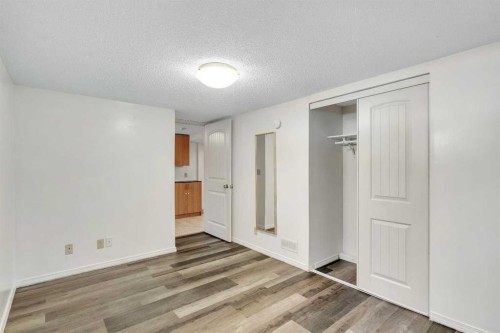 129 18 Avenue Nw, Calgary, AB - Indoor Photo Showing Other Room
