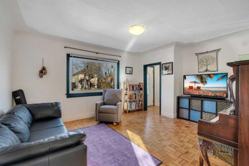 129 18 Avenue Nw, Calgary, AB - Indoor Photo Showing Living Room