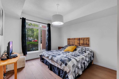 101-8 Hemlock Crescent Sw, Calgary, AB - Indoor Photo Showing Bedroom