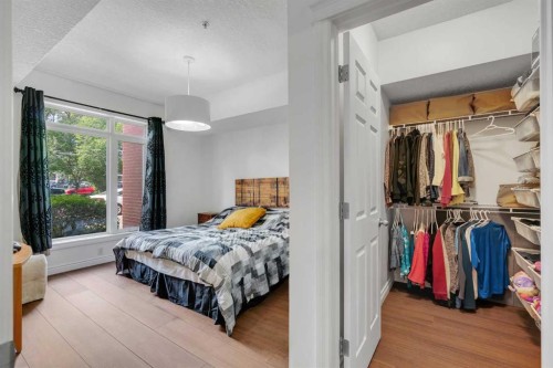101-8 Hemlock Crescent Sw, Calgary, AB - Indoor Photo Showing Bedroom