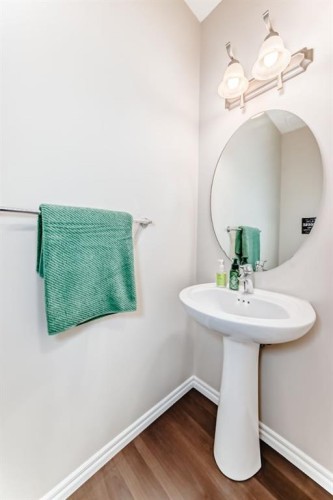 570 River Heights Crescent, Cochrane, AB - Indoor Photo Showing Bathroom