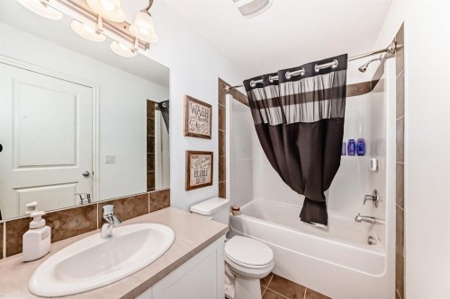 570 River Heights Crescent, Cochrane, AB - Indoor Photo Showing Bathroom