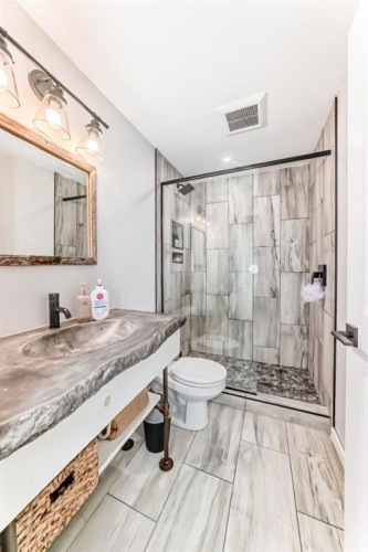 570 River Heights Crescent, Cochrane, AB - Indoor Photo Showing Bathroom