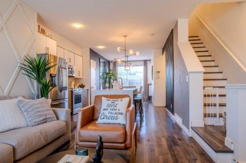 9021 46 Street Ne, Calgary, AB - Indoor Photo Showing Living Room