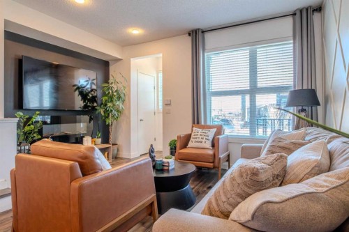 9021 46 Street Ne, Calgary, AB - Indoor Photo Showing Living Room