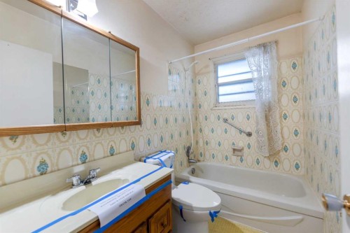 2618 46 Street Se, Calgary, AB - Indoor Photo Showing Bathroom