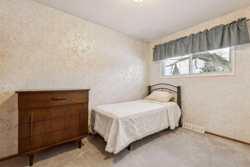 34 Atlanta Crescent Se, Calgary, AB - Indoor Photo Showing Bedroom