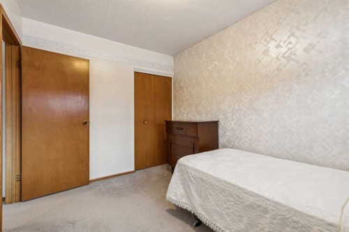 34 Atlanta Crescent Se, Calgary, AB - Indoor Photo Showing Bedroom