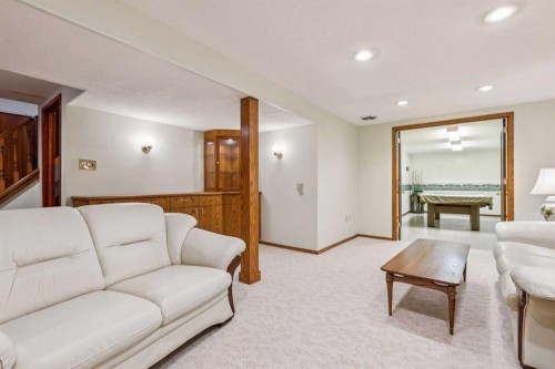 34 Atlanta Crescent Se, Calgary, AB - Indoor Photo Showing Living Room