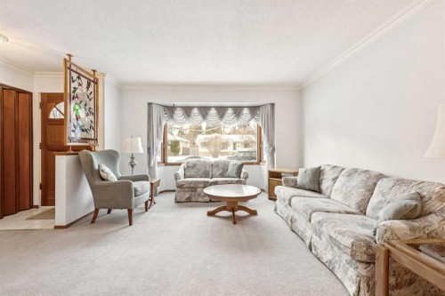 34 Atlanta Crescent Se, Calgary, AB - Indoor Photo Showing Living Room