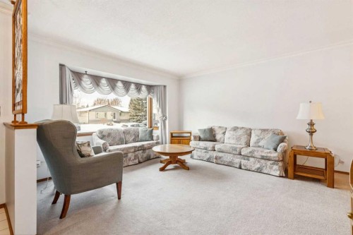 34 Atlanta Crescent Se, Calgary, AB - Indoor Photo Showing Living Room