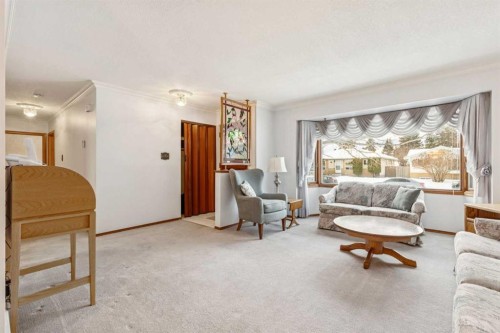 34 Atlanta Crescent Se, Calgary, AB - Indoor Photo Showing Living Room