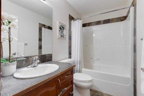 1409 Kings Heights Boulevard Se, Airdrie, AB - Indoor Photo Showing Bathroom