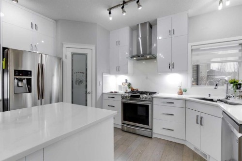 1409 Kings Heights Boulevard Se, Airdrie, AB - Indoor Photo Showing Kitchen With Upgraded Kitchen