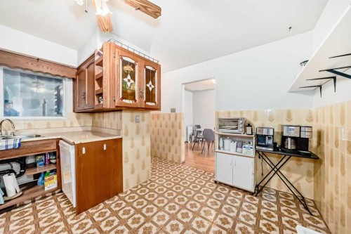 31 Fenton Road Se, Calgary, AB - Indoor Photo Showing Kitchen