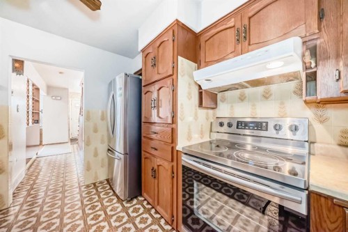 31 Fenton Road Se, Calgary, AB - Indoor Photo Showing Kitchen