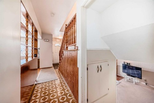 31 Fenton Road Se, Calgary, AB - Indoor Photo Showing Other Room