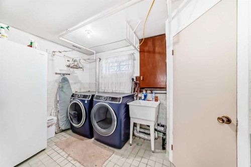 31 Fenton Road Se, Calgary, AB - Indoor Photo Showing Laundry Room